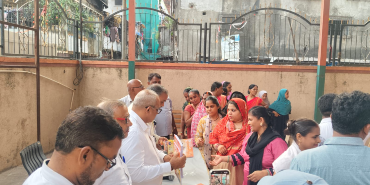 कांदिवलीत गरजू विद्यार्थ्यांना मोफत नोटबुकचे वितरण