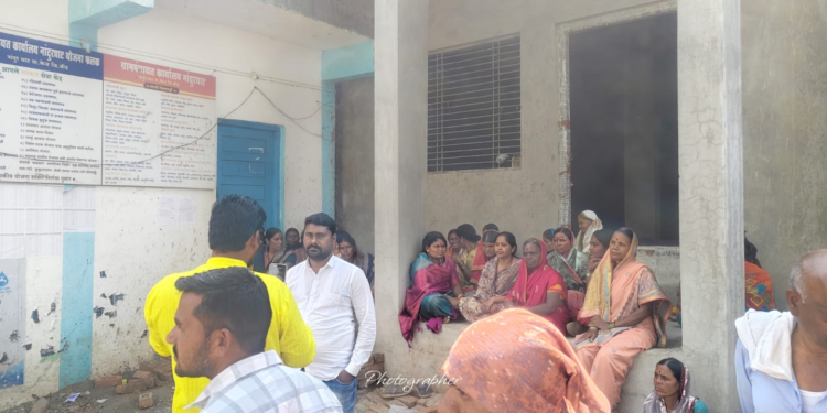 “जिल्हाधिकारी साहेब, तुम्हीच आमचे मायबाप… आम्हाला पाणी द्या!” नांदूरघाटमध्ये महिलांचे तीन तास ठिय्या आंदोलन