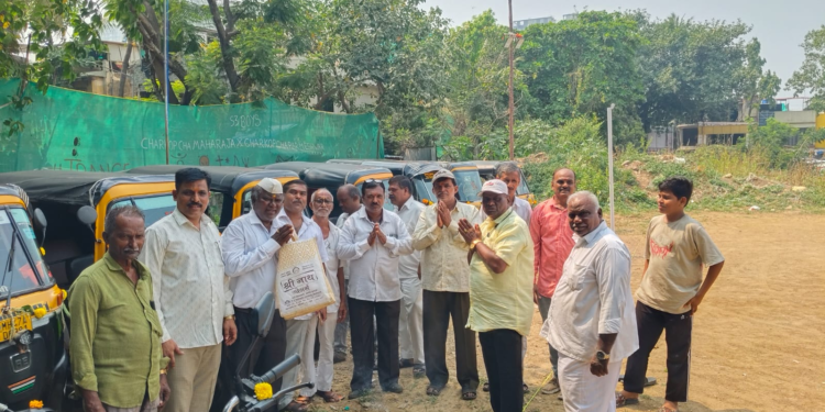 कांदिवली पश्चिम येथे जय मल्हार रिक्षा ग्रुपतर्फे सामूहिक रिक्षापूजन उत्साहात संपन्न