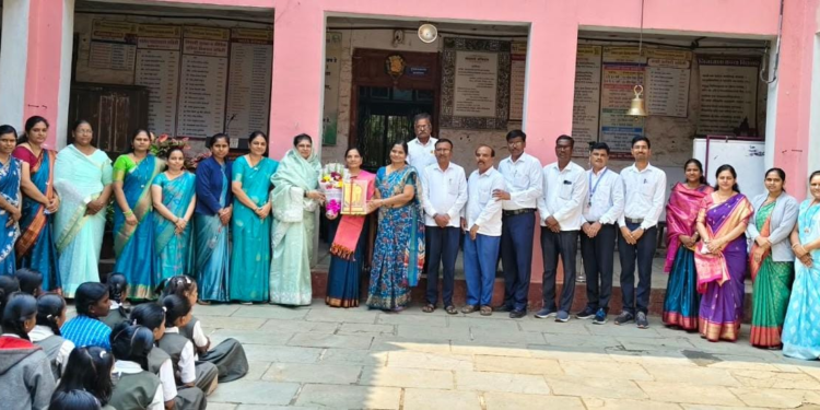 लासलगावच्या शारदा केदार यांना ‘आदर्श मुख्याध्यापिका पुरस्कार’ प्रदान