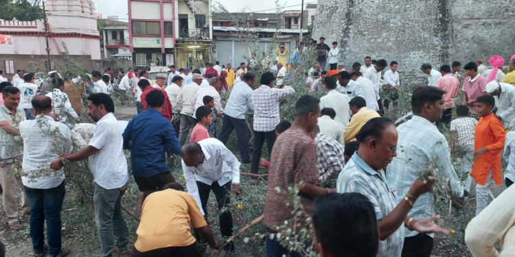 जत संस्थानात पांढरा ध्वज फडकावून दसरा उत्सवाला सुरुवात; शमीपूजनाने ऐतिहासिक सीमोल्लंघन सोहळ्याची सांगता