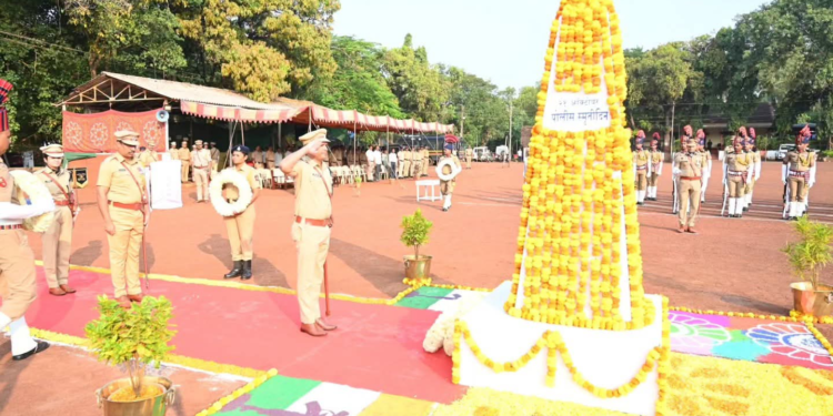 पोलीस स्मृतिदिनानिमित्त रत्नागिरी पोलीस दलाकडून शहीद वीरांना मानवंदना