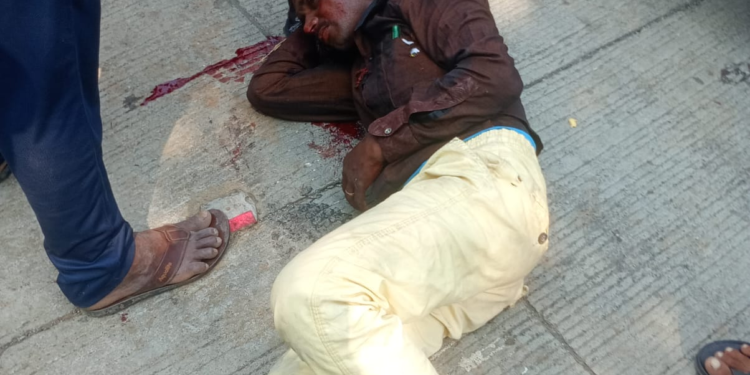 अज्ञात वाहनाच्या धडकेत दुचाकीस्वार जखमी; पत्रकारांसह नागरिकांची तत्पर मदत