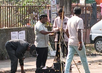 मोरेवस्तीतील साने चौकात वेदनाशामक तेलाची विक्री; दाव्यांची सत्यता तपासण्याची मागणी