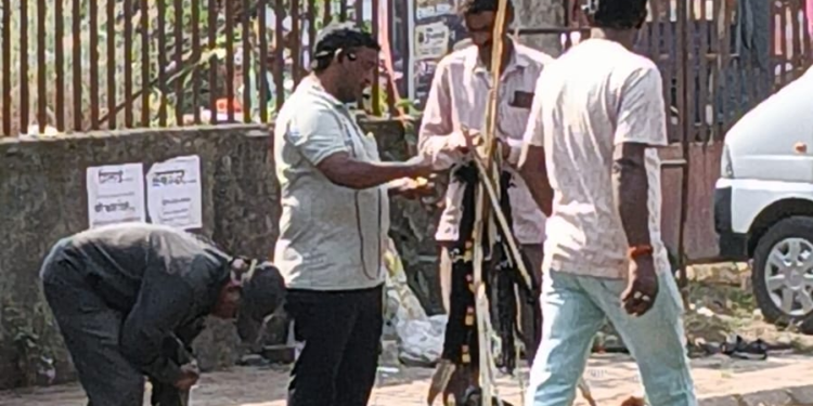 मोरेवस्तीतील साने चौकात वेदनाशामक तेलाची विक्री; दाव्यांची सत्यता तपासण्याची मागणी