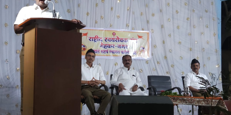 मेहकर शहरातून राष्ट्रीय स्वयंसेवक संघाचे विजयादशमीनिमित्त पथसंचलन