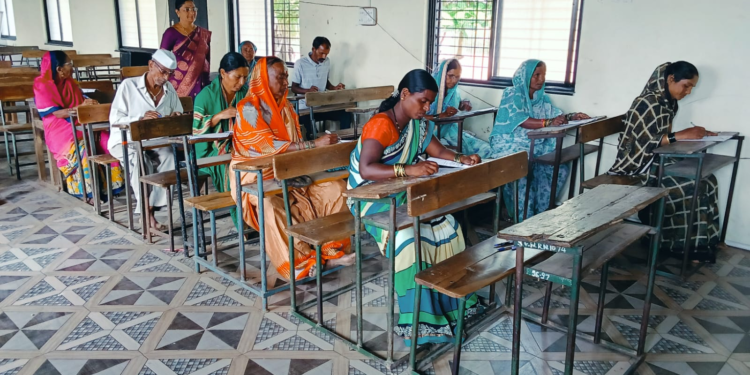 निमसोड येथे महिला साक्षरता परीक्षेला उत्स्फूर्त प्रतिसाद
