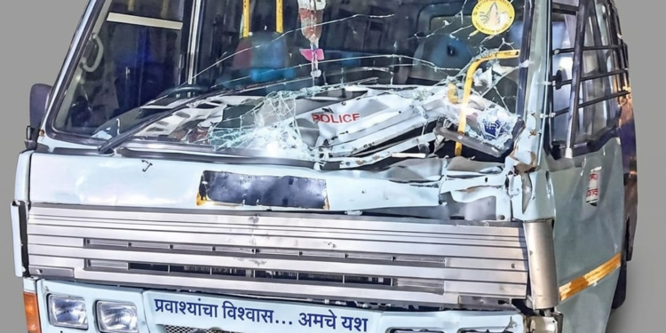 समृद्धी महामार्गावर मोठा अनर्थ टळला! शहीद जवानाचे पार्थिव घेऊन जाणारी सीआरपीएफची मिनी बस ट्रकला धडकली