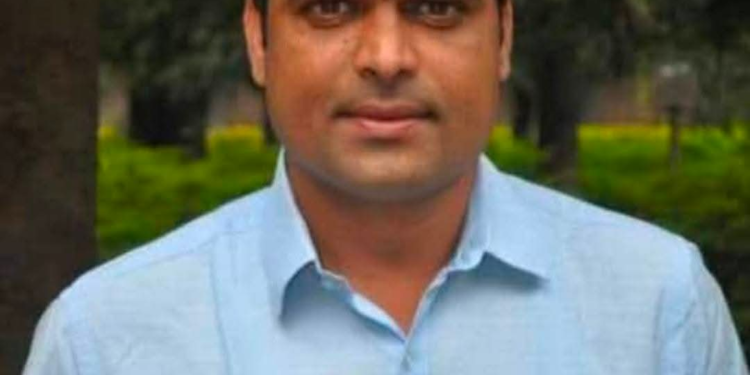 रामेश्वरवाडीचा अभिमान! प्रतिकूल परिस्थितीवर मात करत डॉ. विष्णू हांगे झाले अस्थिरोगतज्ज्ञ