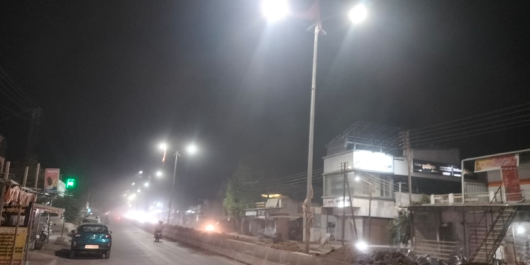 मुक्ताईनगर-बोदवड रस्त्यावरील पथदिवे अखेर सुरू; राहुल पाटील यांच्या पाठपुराव्याला यश!
