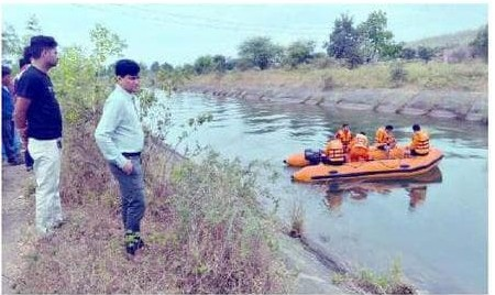 कालव्यात पाय धुताना शेतकरी पाण्याच्या प्रवाहात वाहून गेला
