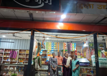 शिवसेना महिला आघाडीच्या तालुकाप्रमुख वैशाली सावजी यांची बचत गटाला भेट