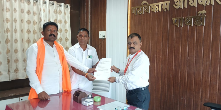 निवडुंगे गावात जनावरांसाठी चारा डेपो व पाणी टँकर सुरू करण्याची मागणी