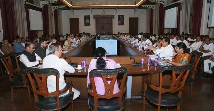 पुणे जिल्ह्यातील संभाव्य दुष्काळी परिस्थितीचा उपमुख्यमंत्री सुनेत्रा पवार यांच्याकडून आढावा