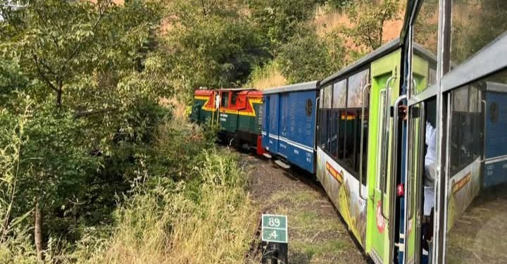 पावसाळी विश्रांतीनंतर माथेरानची मिनी ट्रेन पुन्हा सुरू; पर्यटकांमध्ये आनंदाचे वातावरण