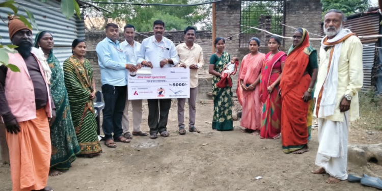 सैनिक शेतकरी फाऊंडेशनकडून नवजात कन्येला ५ हजारांची आर्थिक मदत; ‘बेटी बचाओ, बेटी पढाओ’चा संदेश