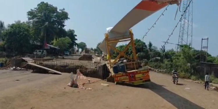 खांडबारा–श्रावणीजवळ महाकाय पाते वाहून नेणारा ट्रक खड्ड्यात अडकला