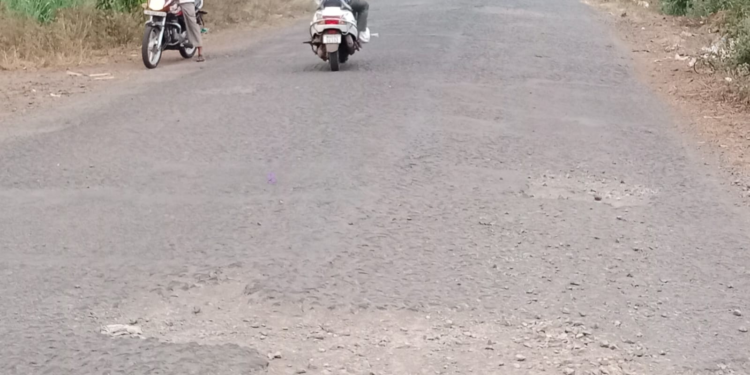 रस्त्यावर खड्डे की खड्ड्यांत रस्ता? कुरुंदवाड-मजरेवाडी मार्गाची दयनीय अवस्था