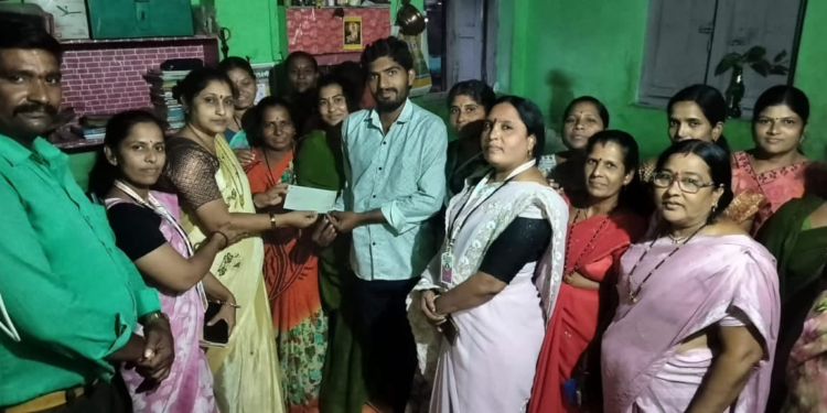 सैनिक शेतकरी फाऊंडेशनचा माणुसकीचा हात; स्व. फुलारी कुटुंबाला पाच हजारांची मदत