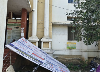 केज तहसील कार्यालयातील SIR जनजागृती फलकाची दुरवस्था; प्रशासनाच्या निष्काळजीपणावर नागरिकांचा सवाल