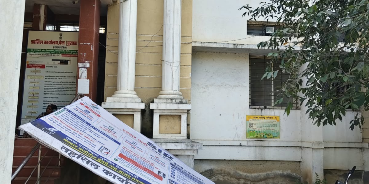 केज तहसील कार्यालयातील SIR जनजागृती फलकाची दुरवस्था; प्रशासनाच्या निष्काळजीपणावर नागरिकांचा सवाल