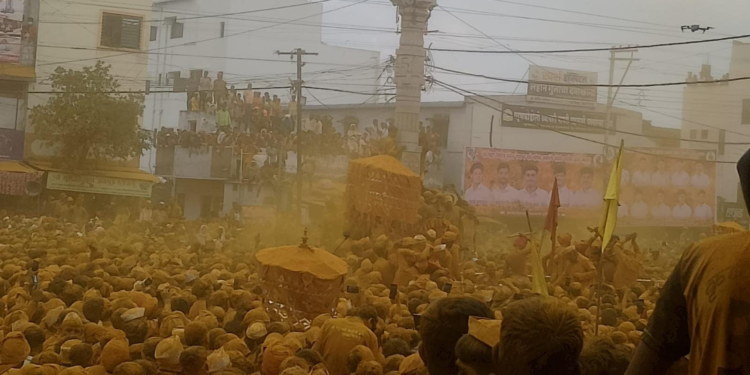 पट्टणकोडोलीत श्री विठ्ठल बिरदेव यात्रेचा भक्तिमय उत्साह; हेलिकॉप्टरमधून पुष्पवृष्टीने वेधले भाविकांचे लक्ष