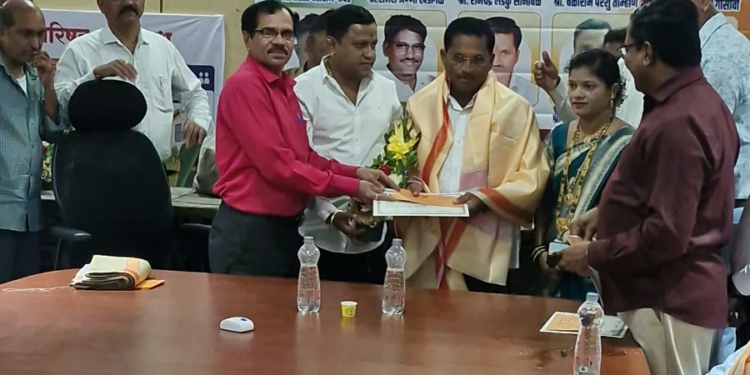 अंबरनाथ नगरपालिकेत पांडुरंग जाधव यांच्यासह १२ सेवानिवृत्त कर्मचाऱ्यांचा गौरव सोहळा संपन्न