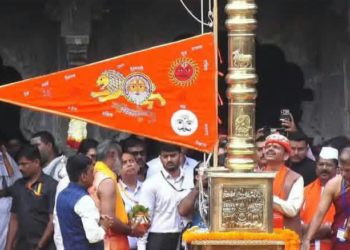 सिंहस्थ कुंभपर्वाचा मंगलमय शंखनाद; नाशिक-त्र्यंबकेश्वरमध्ये धर्मध्वजारोहण