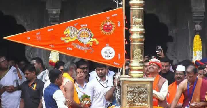 सिंहस्थ कुंभपर्वाचा मंगलमय शंखनाद; नाशिक-त्र्यंबकेश्वरमध्ये धर्मध्वजारोहण