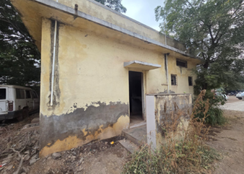 श्रीगोंदा तहसील कार्यालयाबाहेरील स्वच्छतागृहाची दुरवस्था; दुर्गंधीमुळे नागरिक त्रस्त!