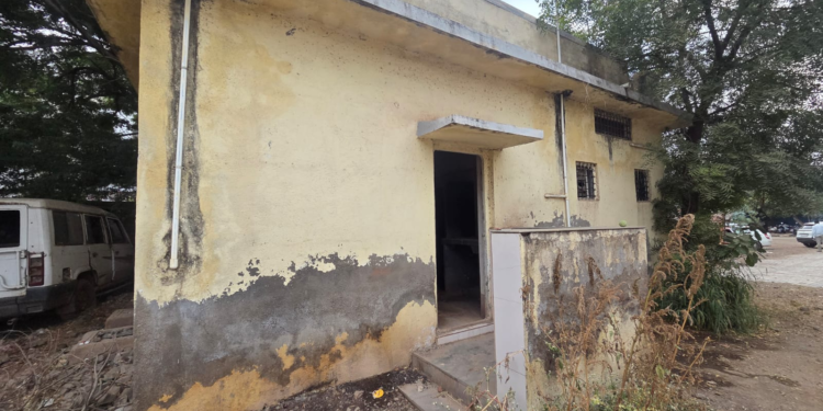 श्रीगोंदा तहसील कार्यालयाबाहेरील स्वच्छतागृहाची दुरवस्था; दुर्गंधीमुळे नागरिक त्रस्त!