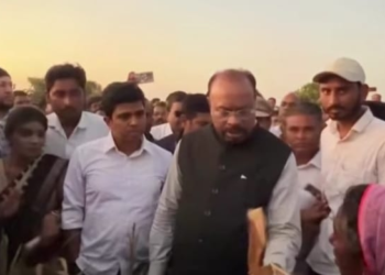 महसूल मंत्री चंद्रशेखर बावनकुळे यांची दगडवाडी येथे दुष्काळी पाहणी