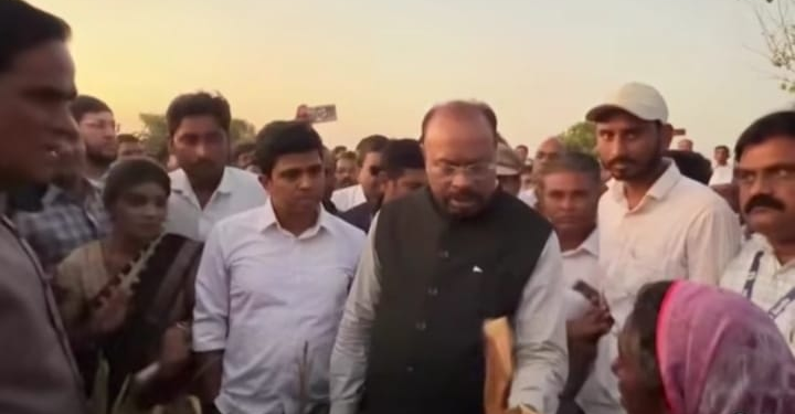 महसूल मंत्री चंद्रशेखर बावनकुळे यांची दगडवाडी येथे दुष्काळी पाहणी
