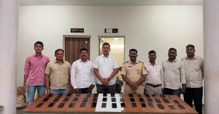 फलटण ग्रामीण पोलिसांची उल्लेखनीय कामगिरी; ७१ हरवलेले मोबाईल शोधले